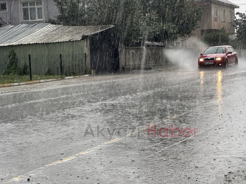 Akyazı'da sağanak yağış etkili oldu