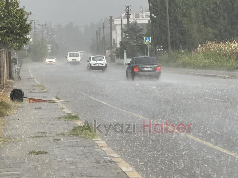 Akyazı'da sağanak yağış etkili oldu