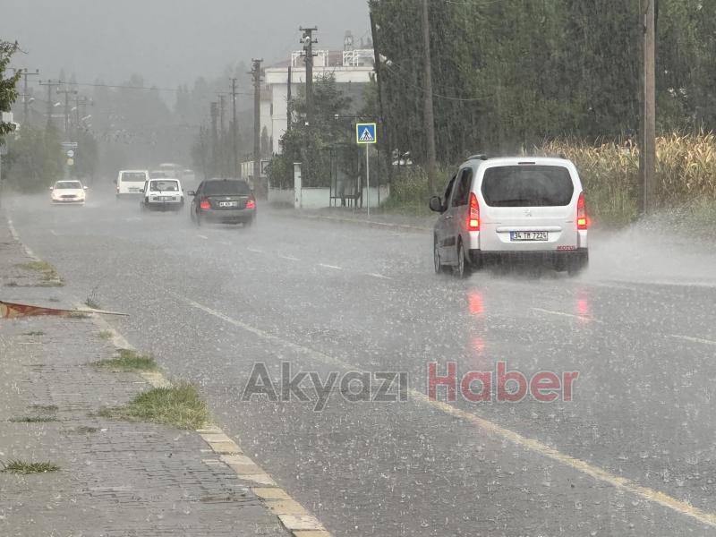 Akyazı'da sağanak yağış etkili oldu