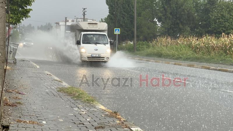 Akyazı'da sağanak yağış etkili oldu