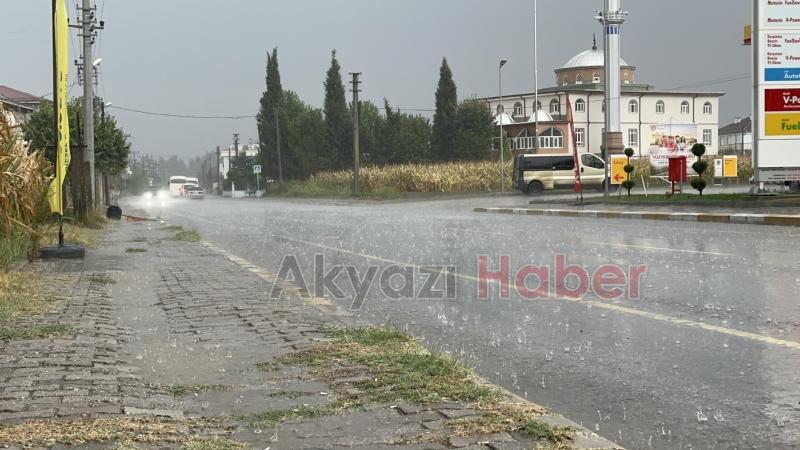 Akyazı'da sağanak yağış etkili oldu