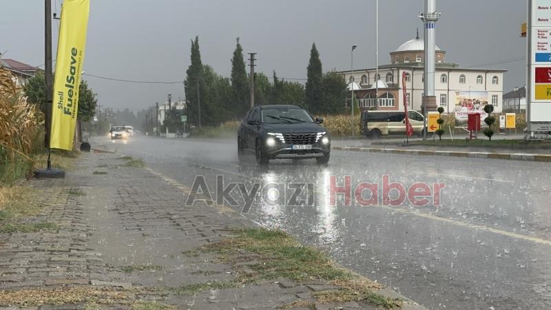Akyazı'da sağanak yağış etkili oldu