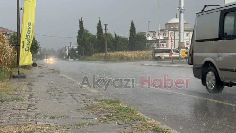 Akyazı'da sağanak yağış etkili oldu