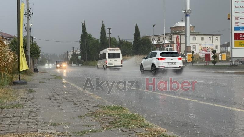 Akyazı'da sağanak yağış etkili oldu