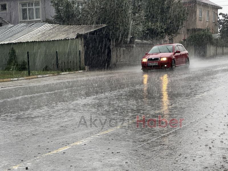 Akyazı'da sağanak yağış etkili oldu