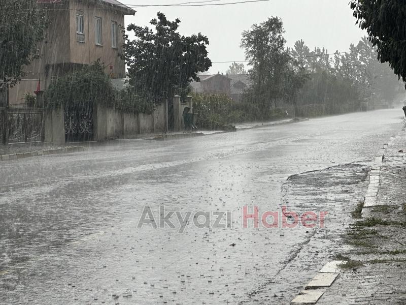 Akyazı'da sağanak yağış etkili oldu