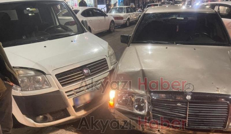 Hafif ticari araç ile otomobil çarpıştı