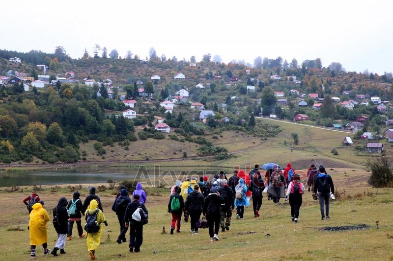 Sultanpınar Yaylası'nda doğa yürüyüşü yaptılar