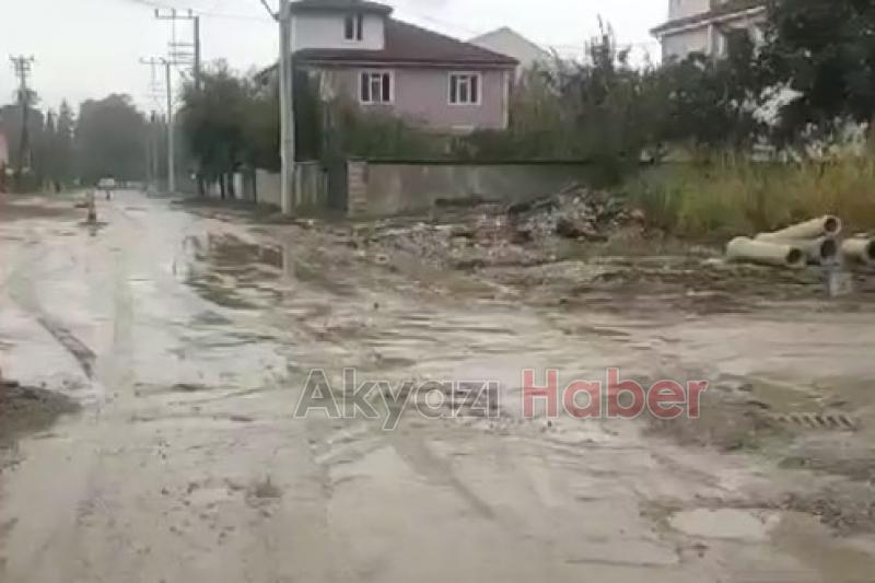 Akyazıda vatandaş ve öğrencilerin çamur çilesi