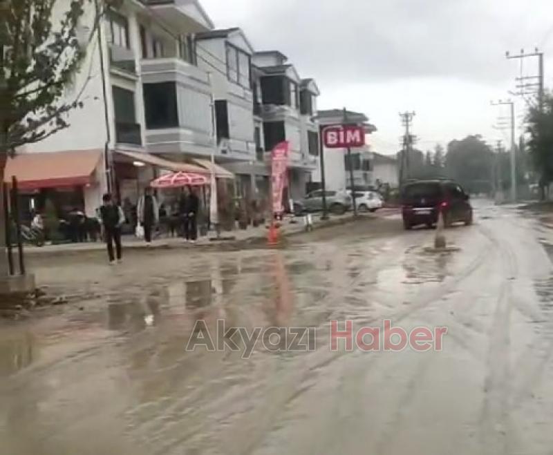 Akyazıda vatandaş ve öğrencilerin çamur çilesi