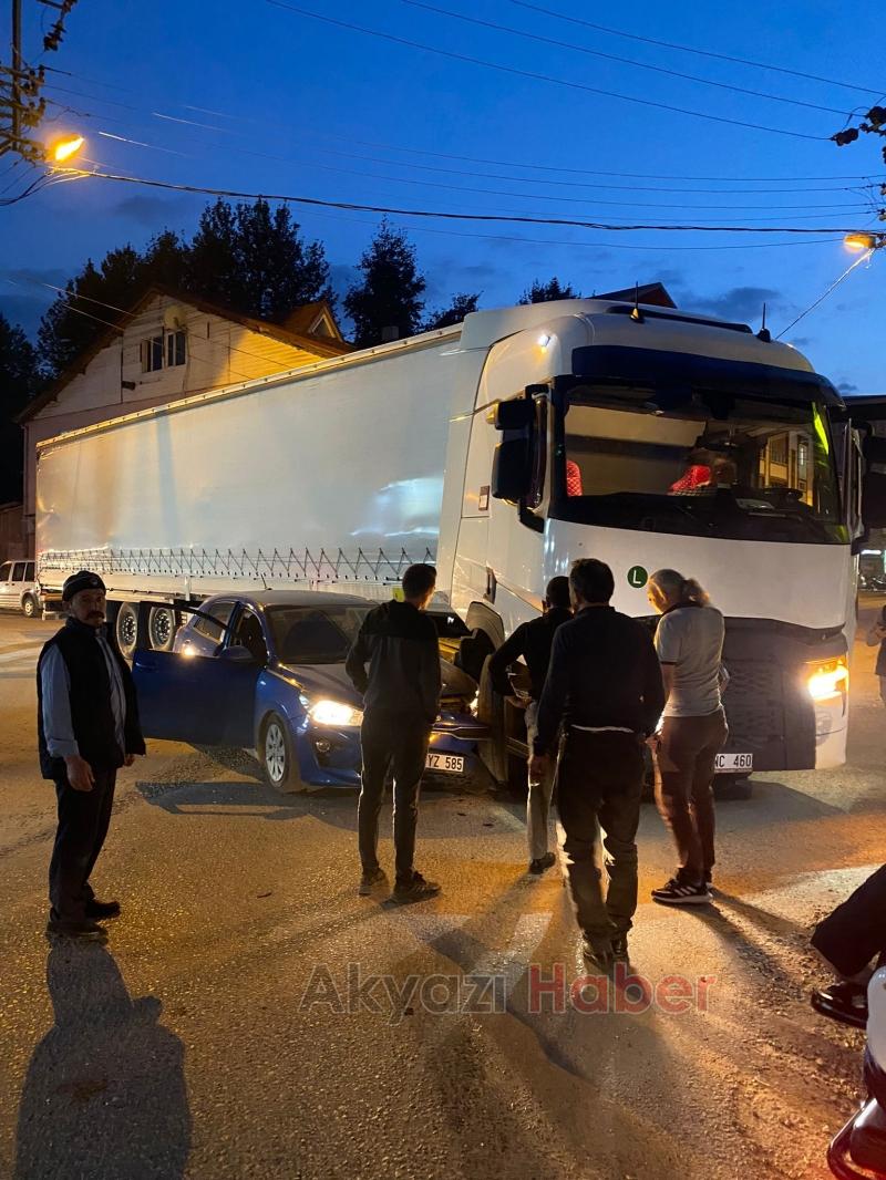 Akyazıda maddi hasarlı kaza