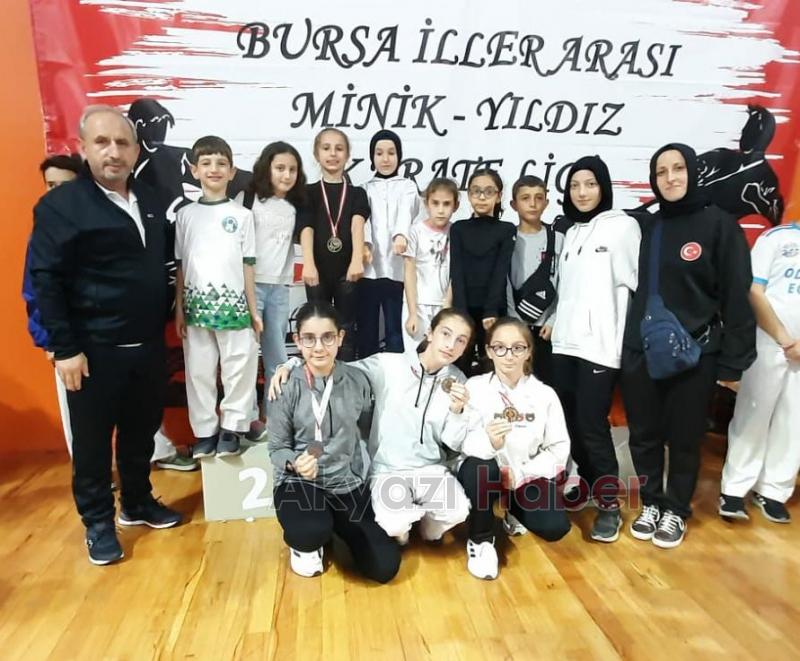 Akyazılı karateciler başarılarını sürdürdü