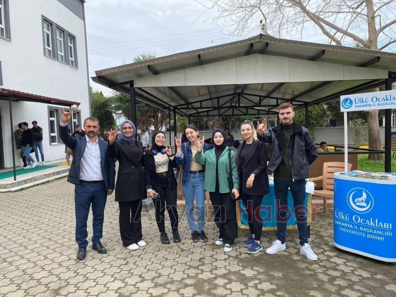 Akyazı Ülkü Ocakları yönetimi öğrencilerle buluştu