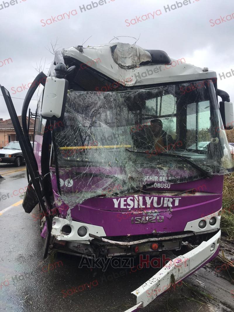 Traktörün çarptığı otobüste dehşet anları kamerada