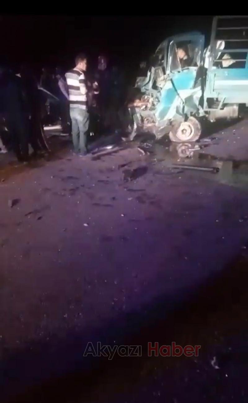 Kamyonetle otomobil çarpıştı: baba ve oğlu öldü