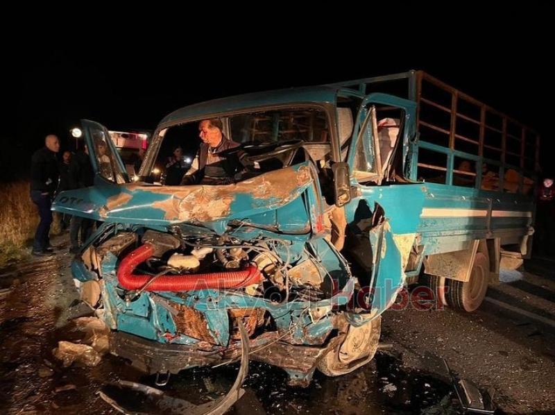 Kamyonetle otomobil çarpıştı: baba ve oğlu öldü