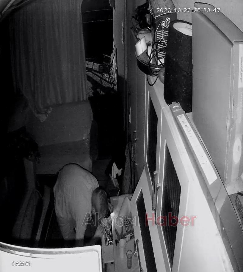 Akyazı'da hırsızlık anı kamerada