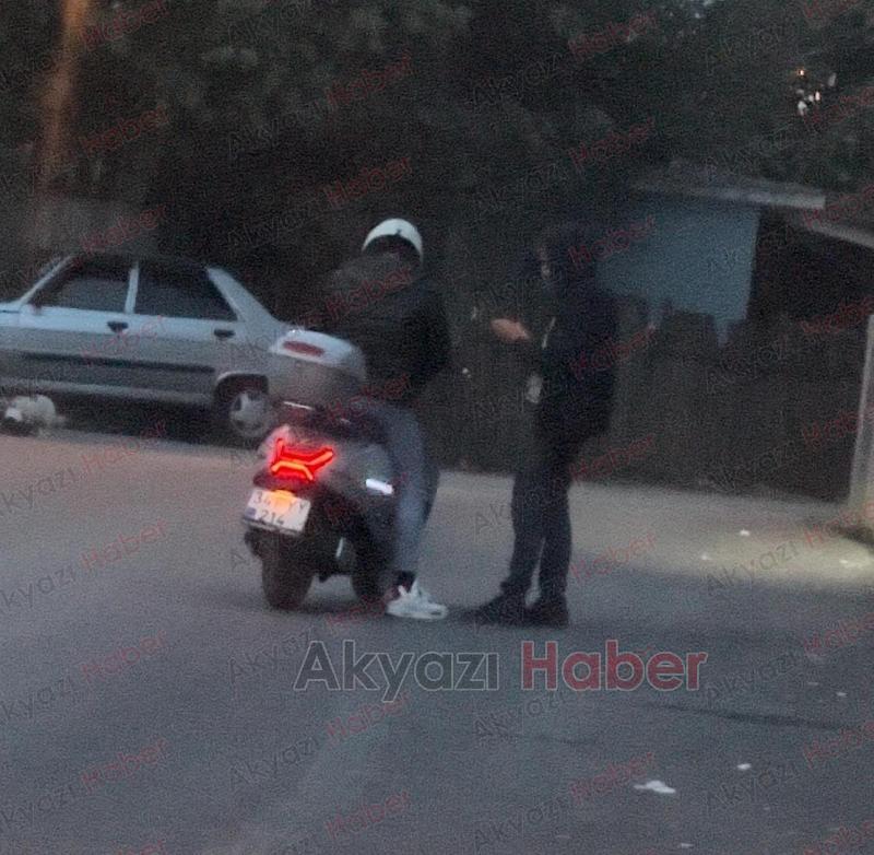 Yol üstünde uyuşturucu alışverişi yaparken yakalandılar