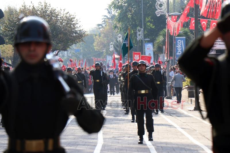 Türkiye Cumhuriyeti'nin kuruluşunun 100. yıl dönümü Sakarya'da törenle kutlandı.