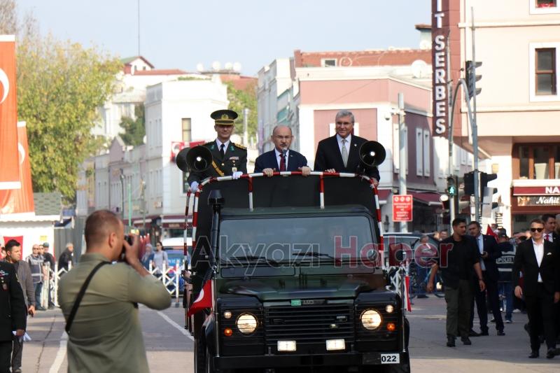 Türkiye Cumhuriyeti'nin kuruluşunun 100. yıl dönümü Sakarya'da törenle kutlandı.