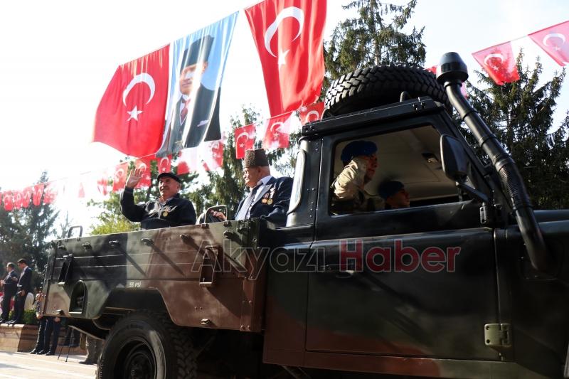 Türkiye Cumhuriyeti'nin kuruluşunun 100. yıl dönümü Sakarya'da törenle kutlandı.