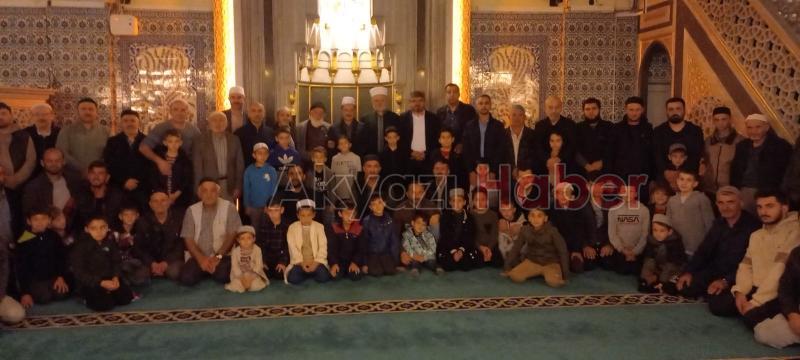 Sabah namazında baba oğul aynı safta buluştu