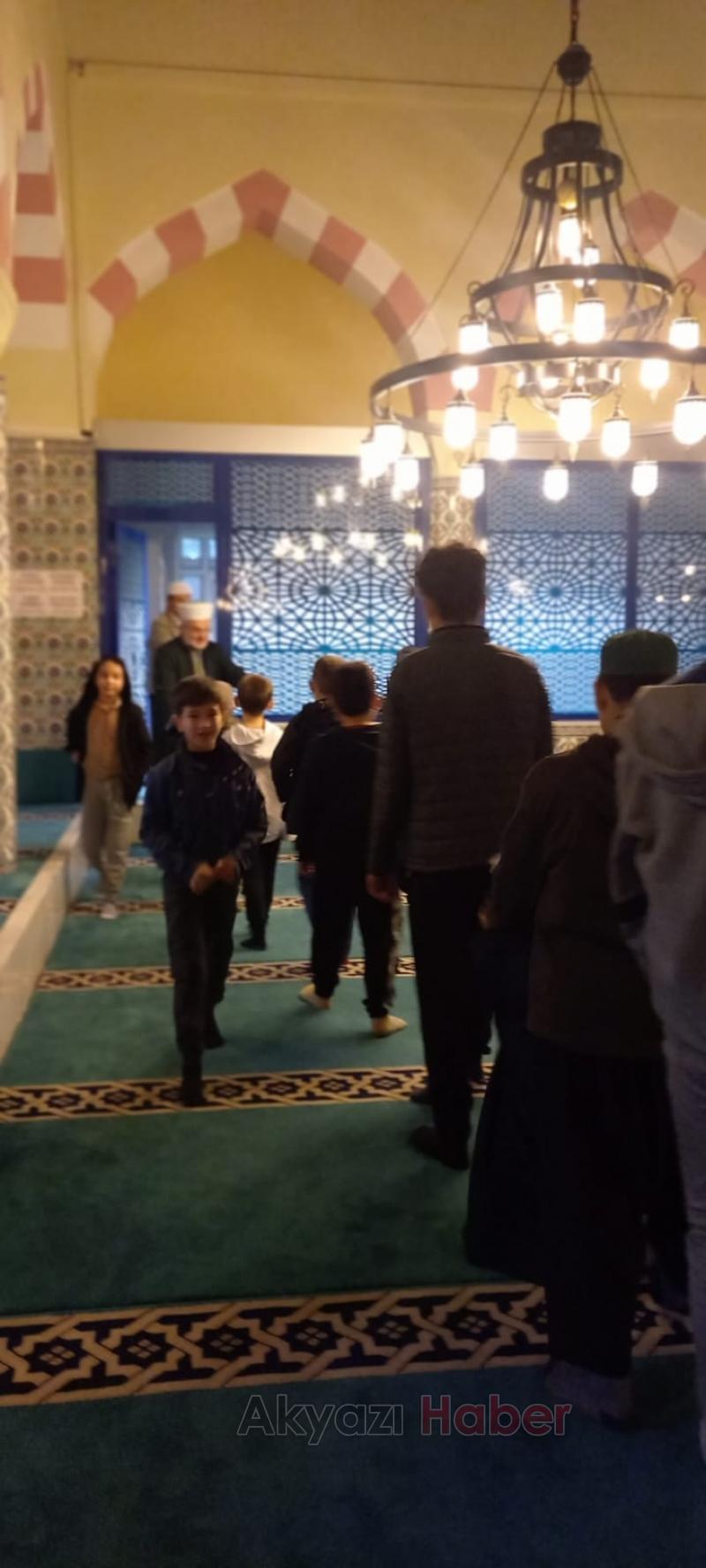 Sabah namazında baba oğul aynı safta buluştu