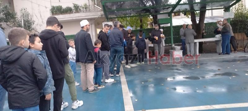 Sabah namazında baba oğul aynı safta buluştu