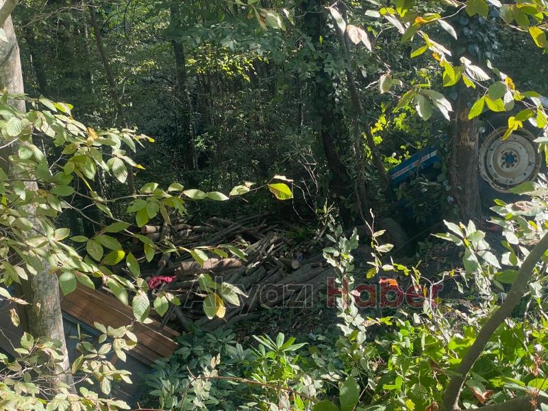 Uçuruma uçan traktörün römorku altında kaldı