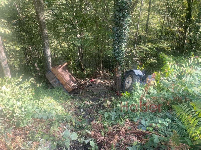 Uçuruma uçan traktörün römorku altında kaldı