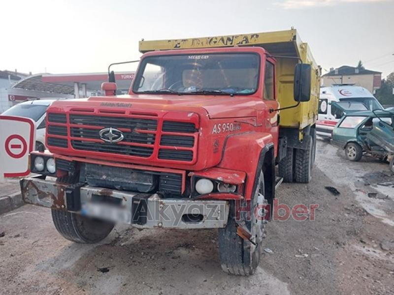 Kamyonla çarpışan otomobil bu hale geldi: 1 yaralı