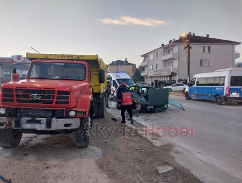 Kamyonla çarpışan otomobil bu hale geldi: 1 yaralı