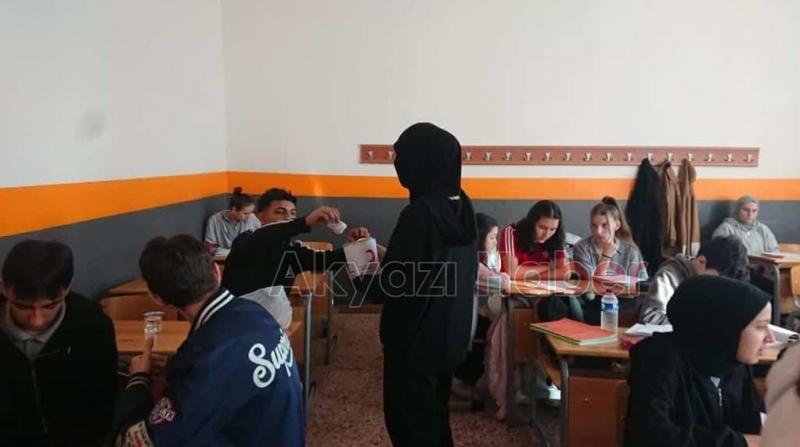 Lise öğrencileri bağış kampanyası düzenledi