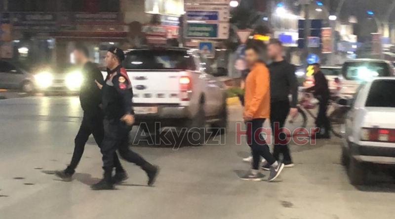 Kavgada bıçak çekti, jandarma yakalayıp kelepçeledi