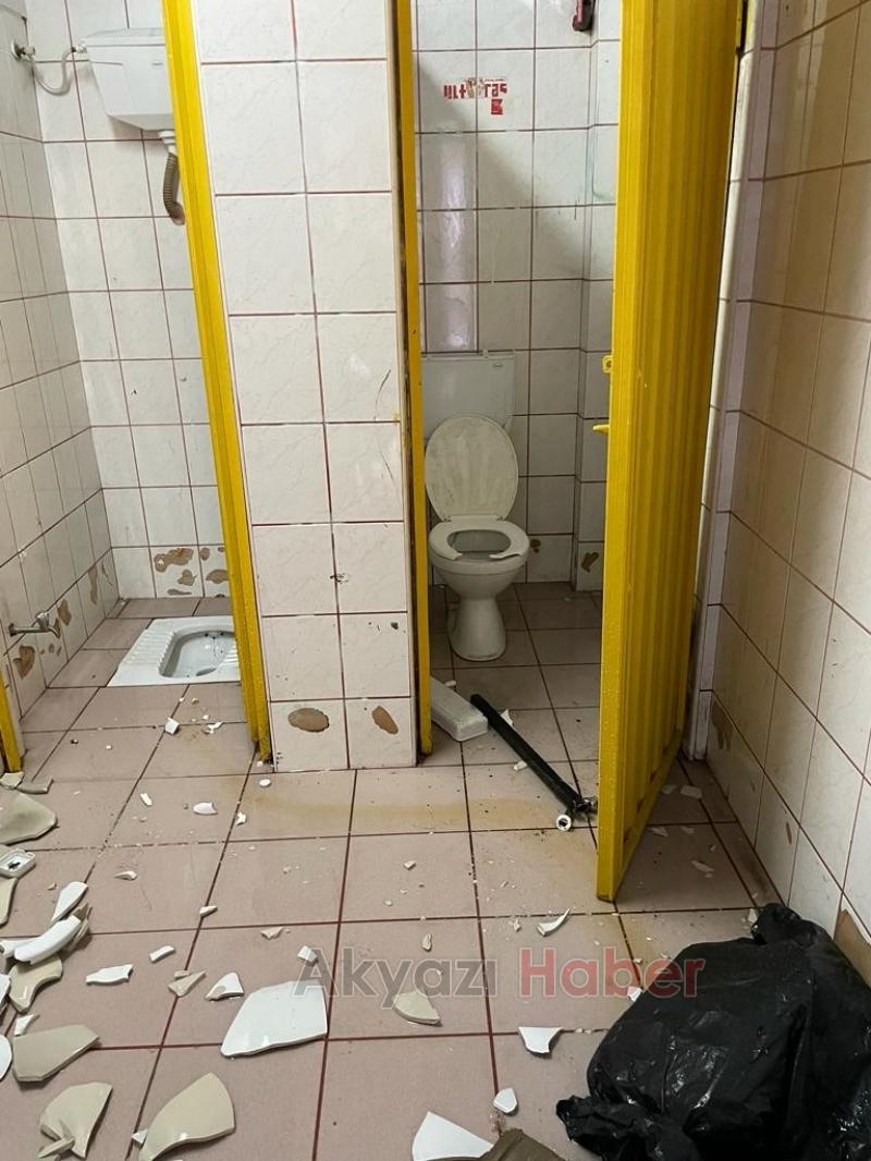 Taraftarlar stadyumu savaş alanına çevirdi