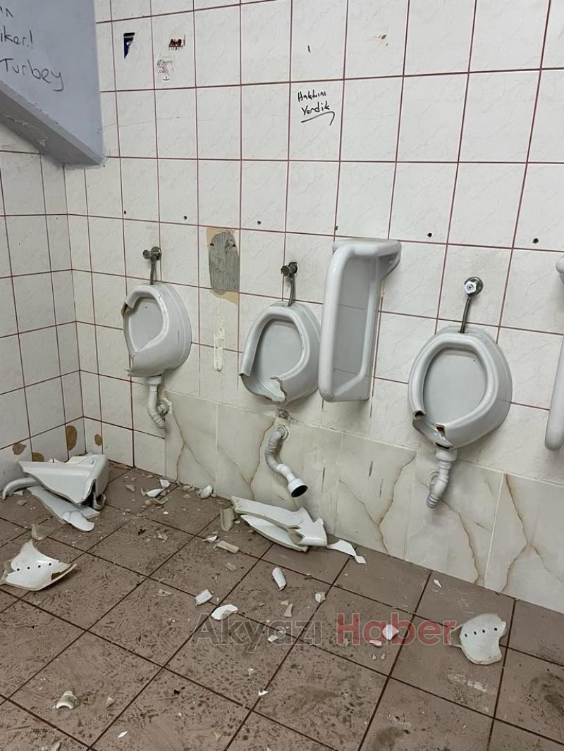 Taraftarlar stadyumu savaş alanına çevirdi