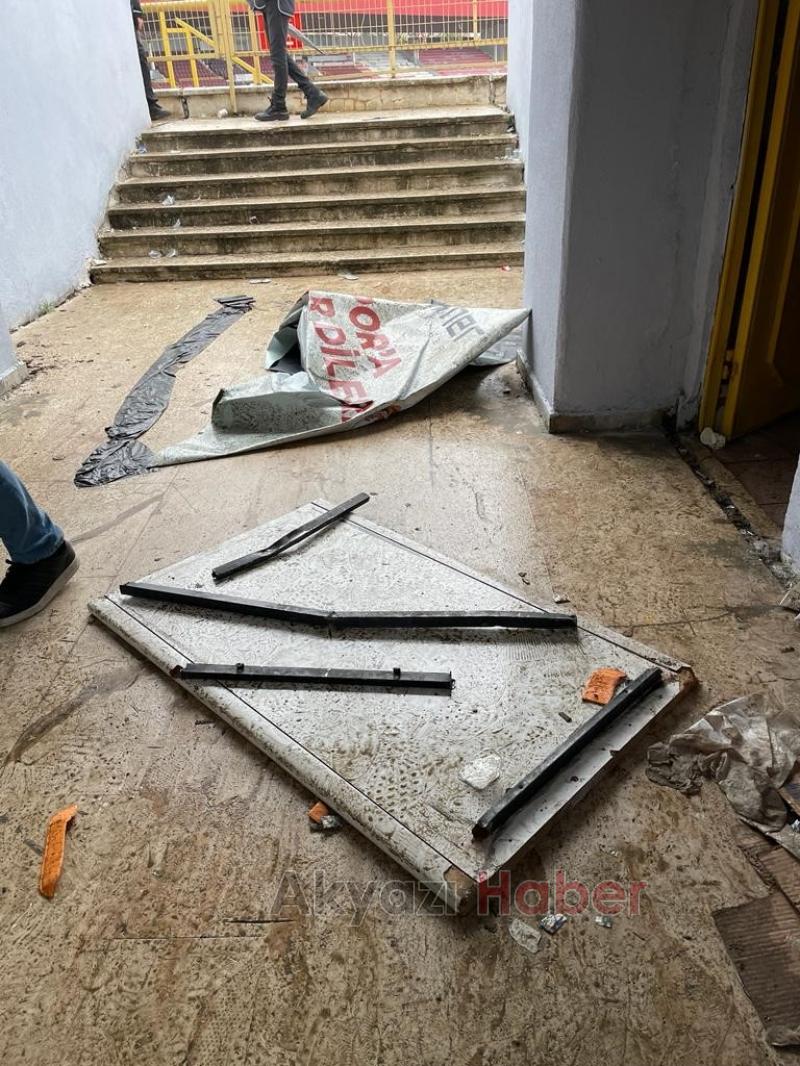 Taraftarlar stadyumu savaş alanına çevirdi