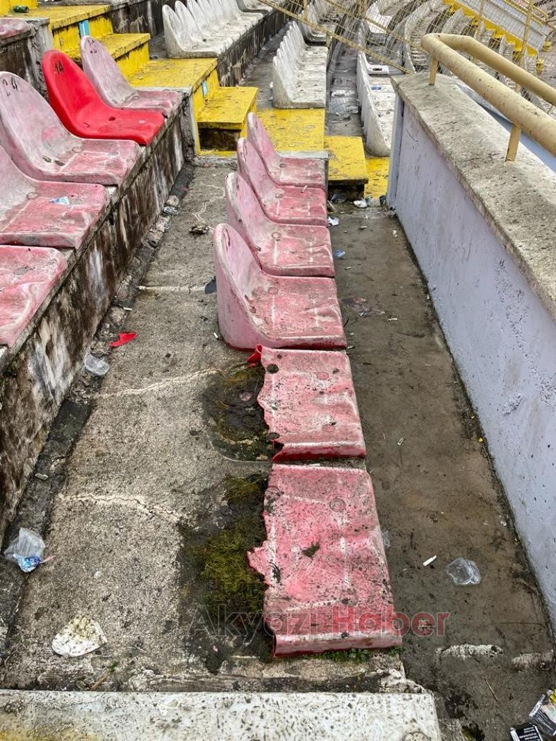 Taraftarlar stadyumu savaş alanına çevirdi