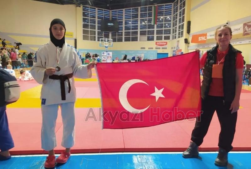 Karapürçekli judocular Bulgaristan'dan madalyalarla döndü
