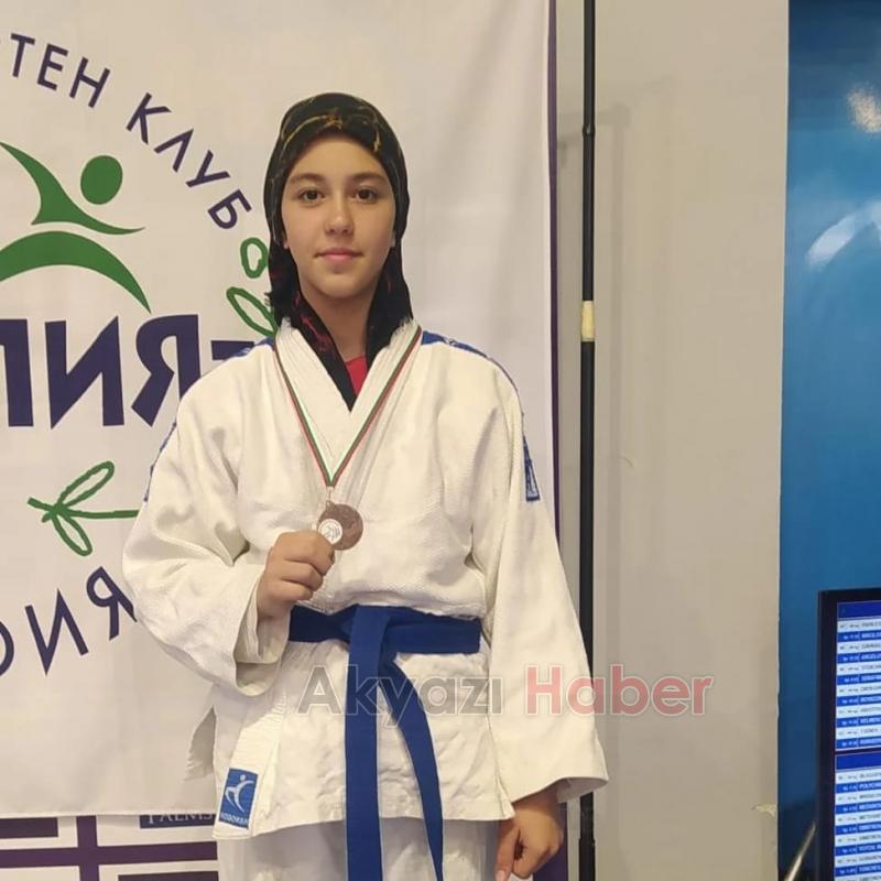 Karapürçekli judocular Bulgaristan'dan madalyalarla döndü