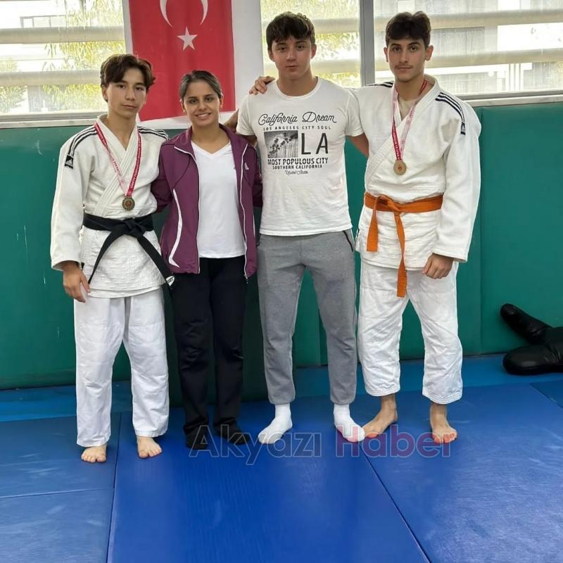 Karapürçekli judocular Bulgaristan'dan madalyalarla döndü