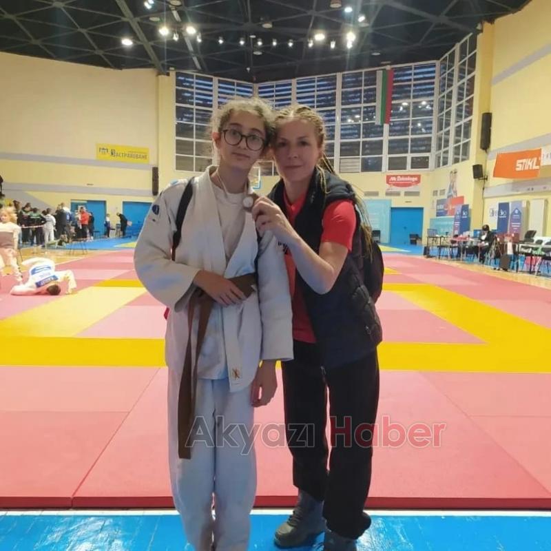 Karapürçekli judocular Bulgaristan'dan madalyalarla döndü