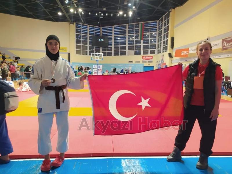 Karapürçekli judocular Bulgaristan'dan madalyalarla döndü