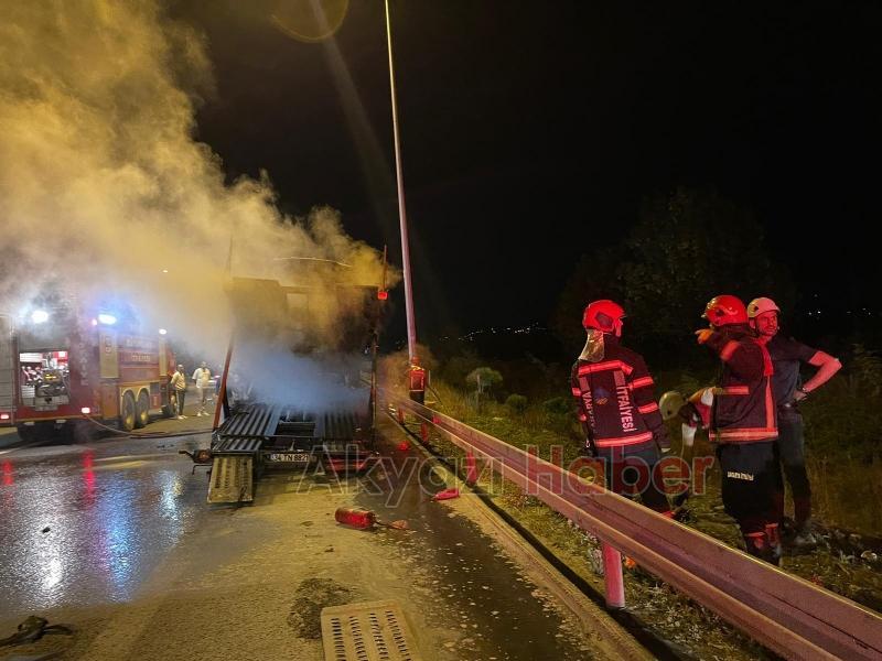 Seyir halindeki araç taşıyan tırda çıkan yangın söndürüldü