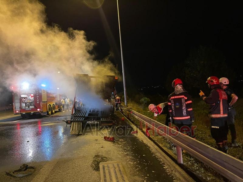 Seyir halindeki araç taşıyan tırda çıkan yangın söndürüldü