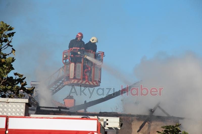 İki katlı ev tamamen yandı