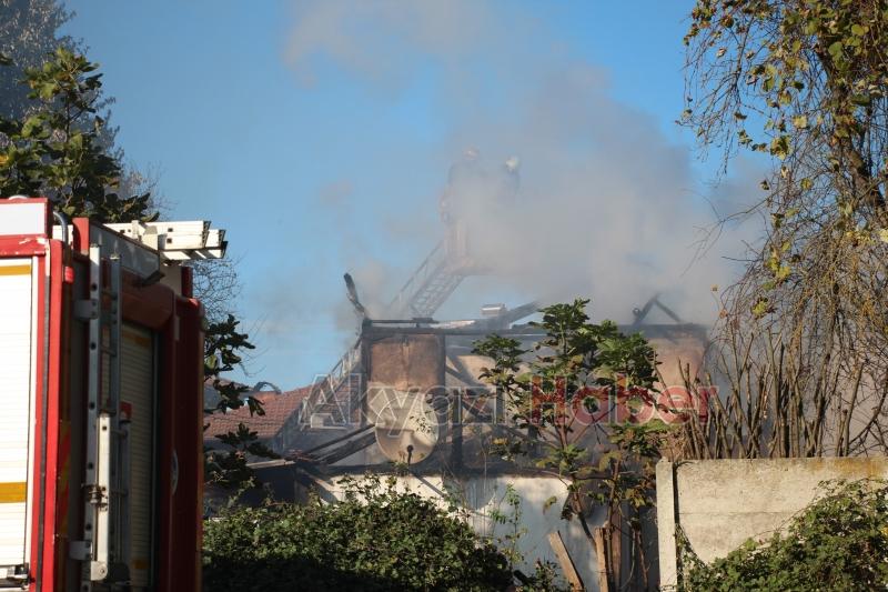 İki katlı ev tamamen yandı