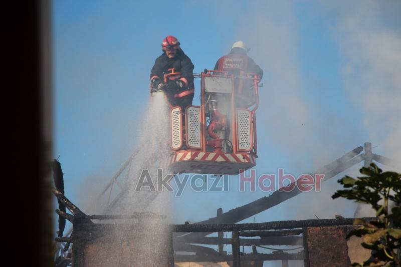 İki katlı ev tamamen yandı