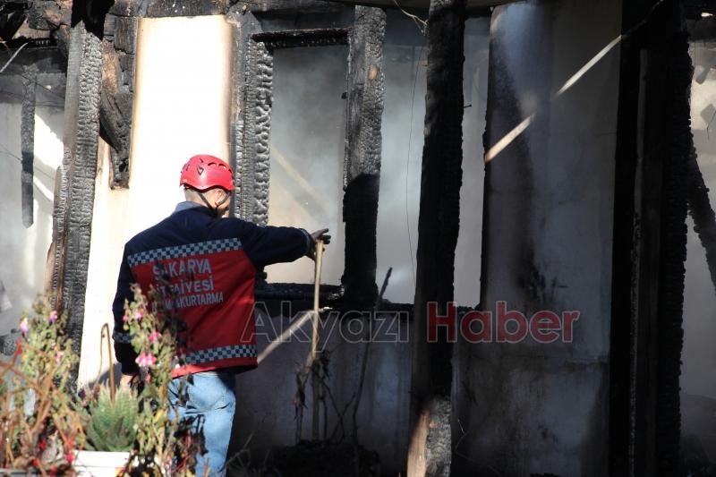 İki katlı ev tamamen yandı