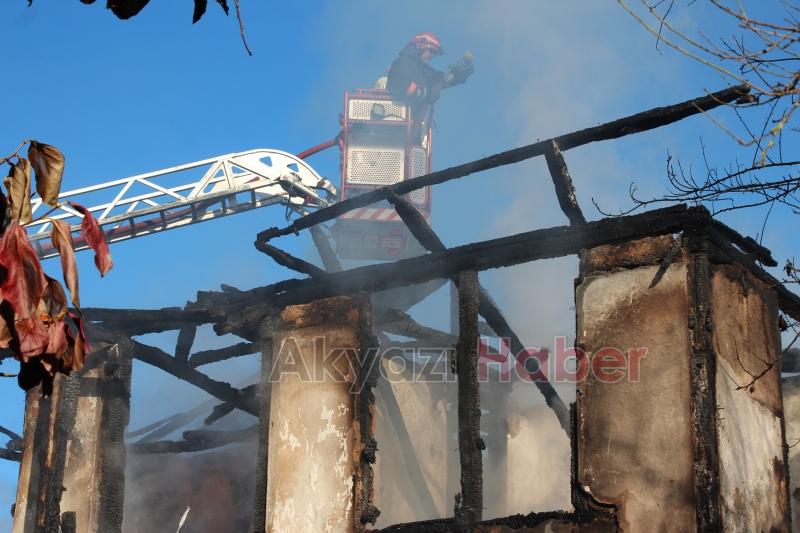 İki katlı ev tamamen yandı